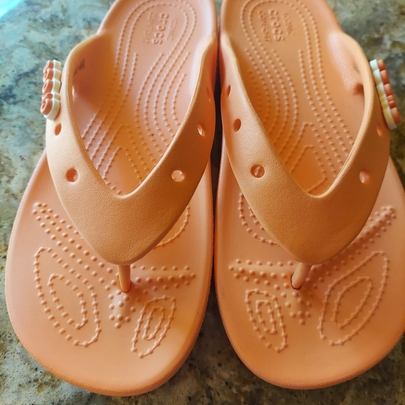 Womens Crocs Sandles/Flip Flops. Size 8. Coral Color - Picture 4 of 6